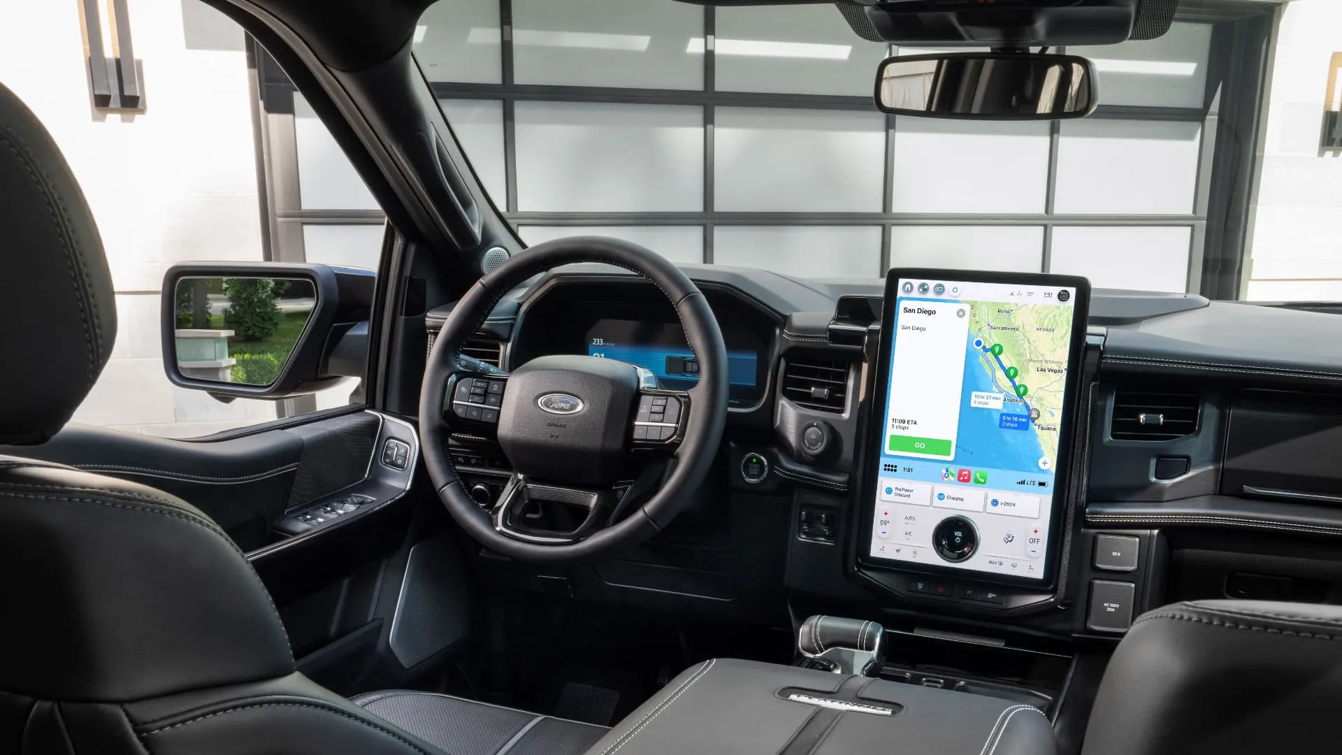 Der Innenraum des F-150 Lightning-Lastwagens von Ford mit Apple Maps auf CarPlay für die Routenplanung für Elektrofahrzeuge