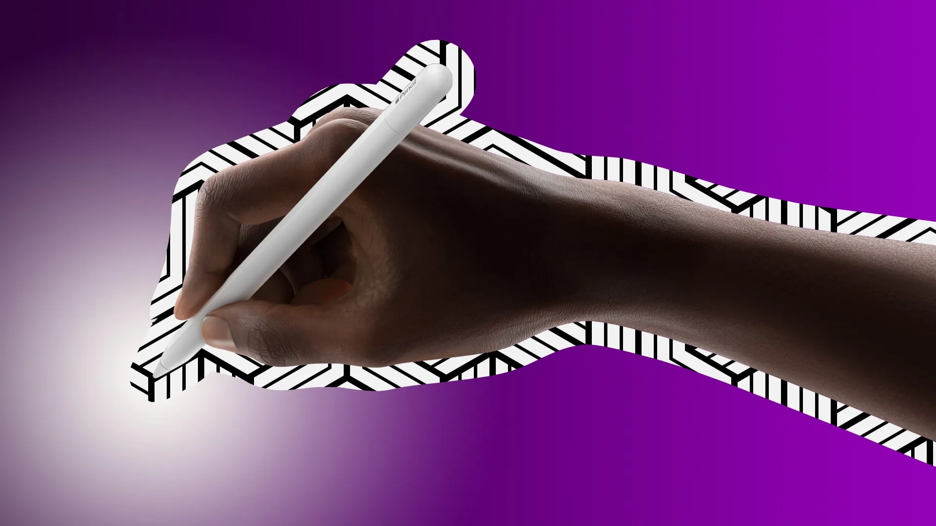 어두운 보라색 그라데이션 배경에 설정된 USB-C Apple Pencil을 들고 있는 남성 손