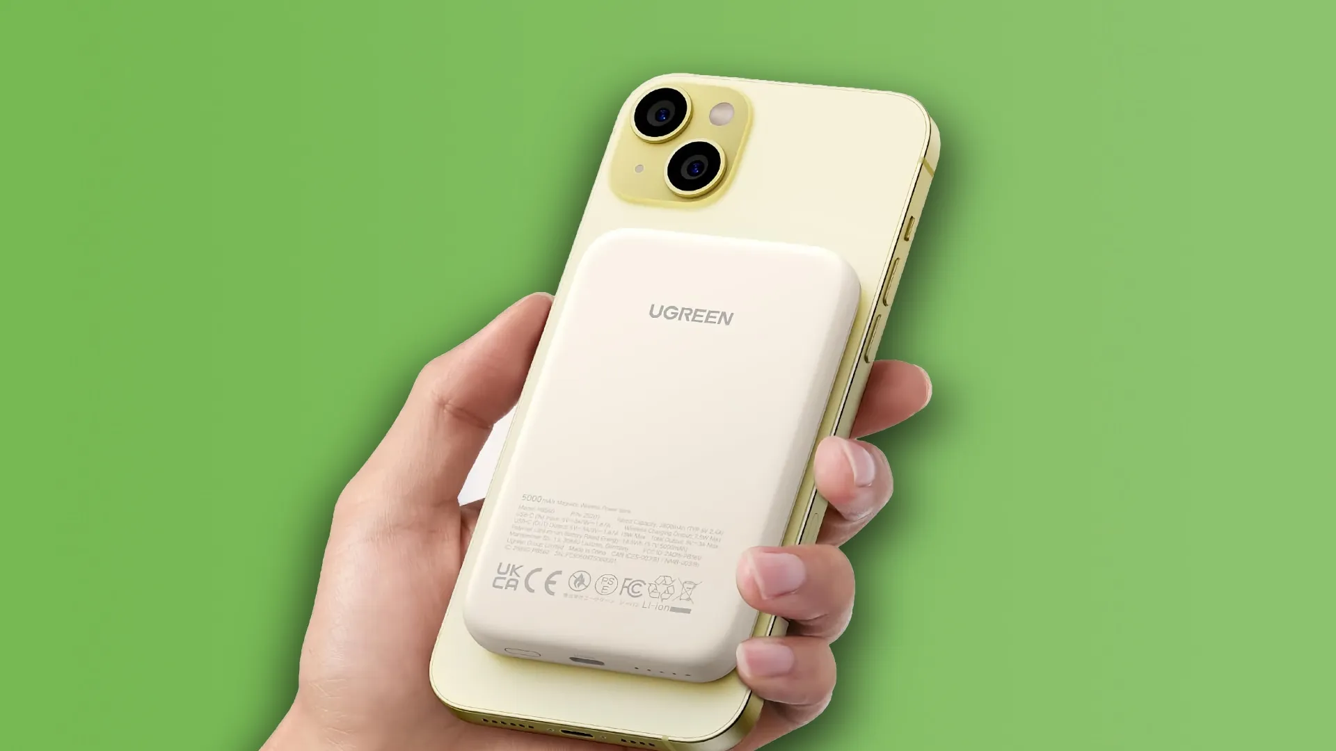 Der MagSafe-Akku von Ugreen ist auf der Rückseite des iPhone 15 eingerastet