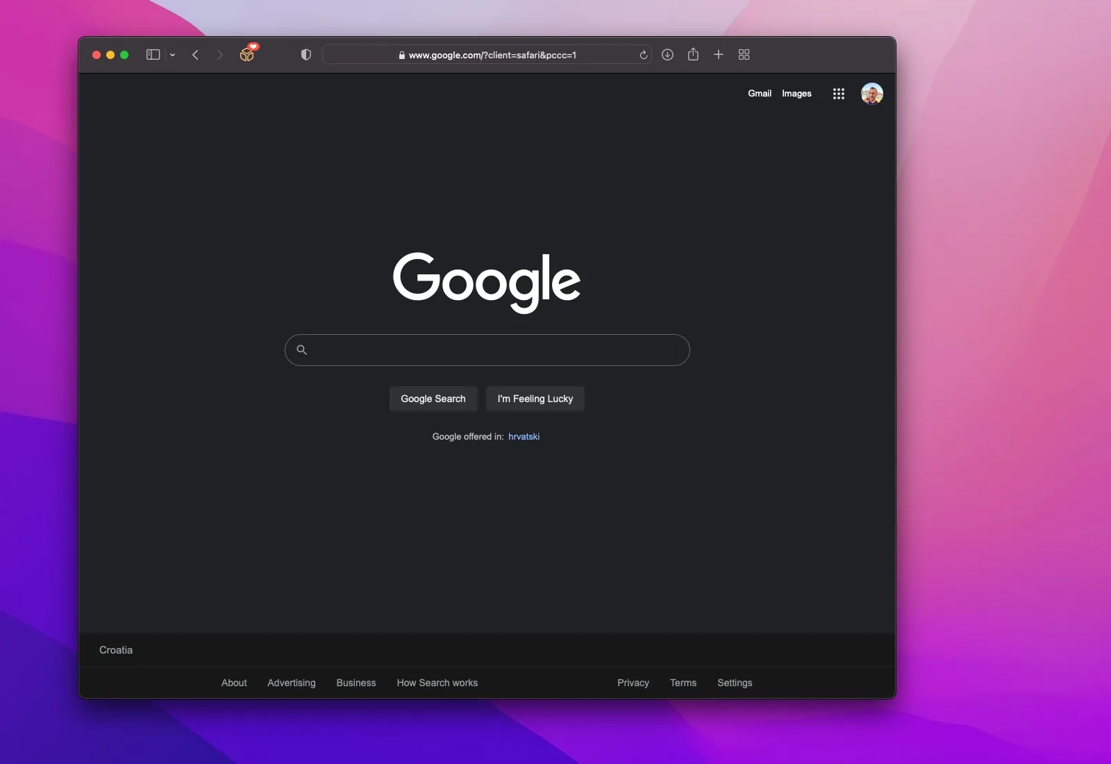 Ein Screenshot der Google-Such-Startseite in Safari für Mac, der den rein schwarzen Dunkelmodus zeigt
