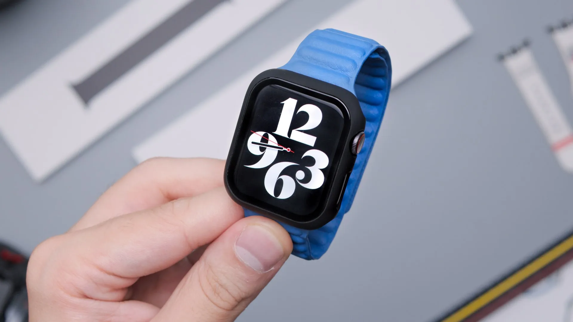 Apple Watch Series 7 avec un bracelet et un boîtier bleus