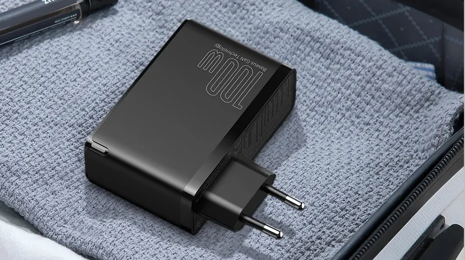 Chargeur mural Baseus 100W dans un sac de voyage