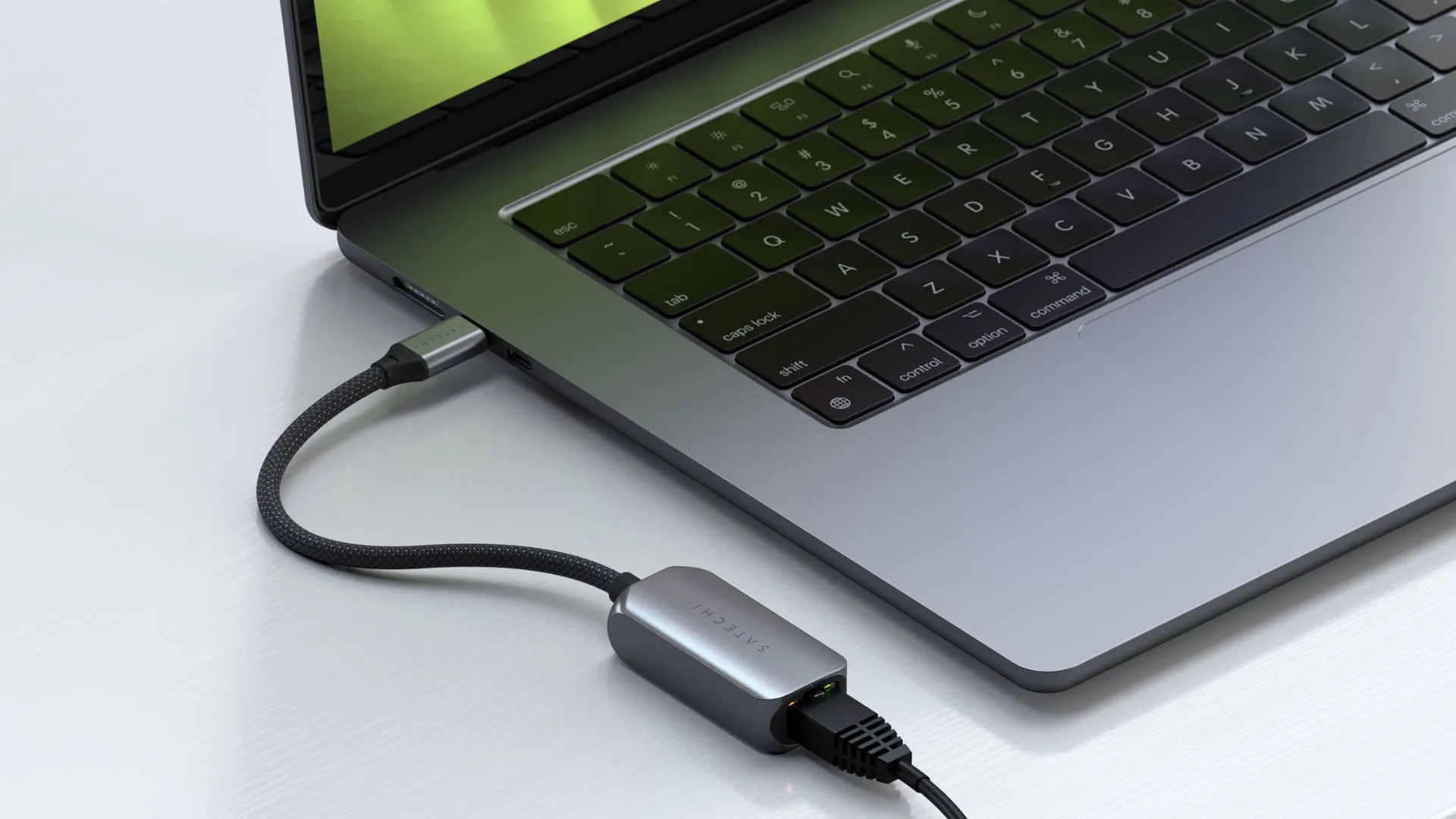 Câble USB-C Ethernet 2,5 Gigabit de Sateen connecté au MacBook Pro