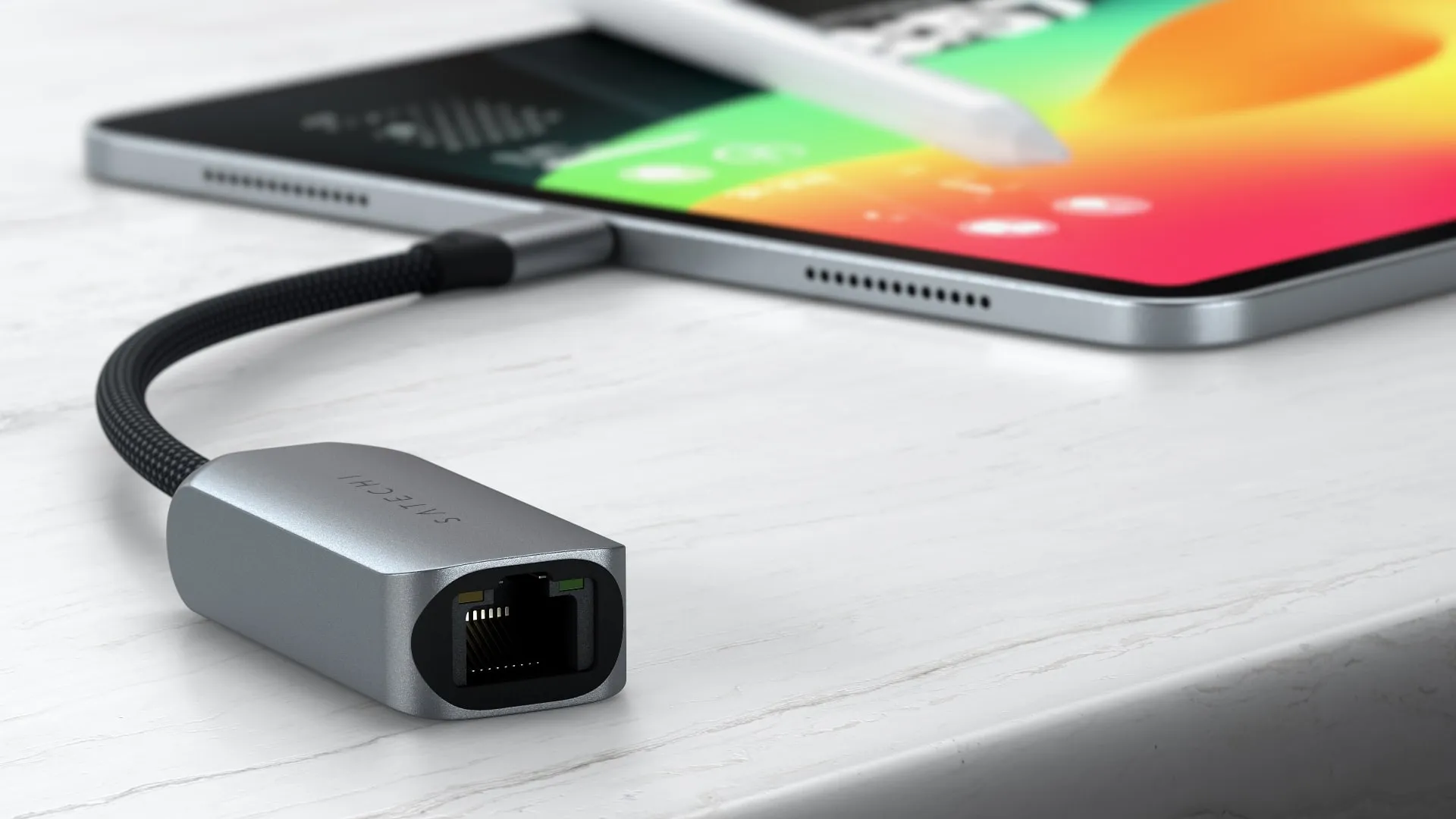 Câble USB-C Ethernet 2,5 Gigabit de Sateen connecté à l'iPad Pro