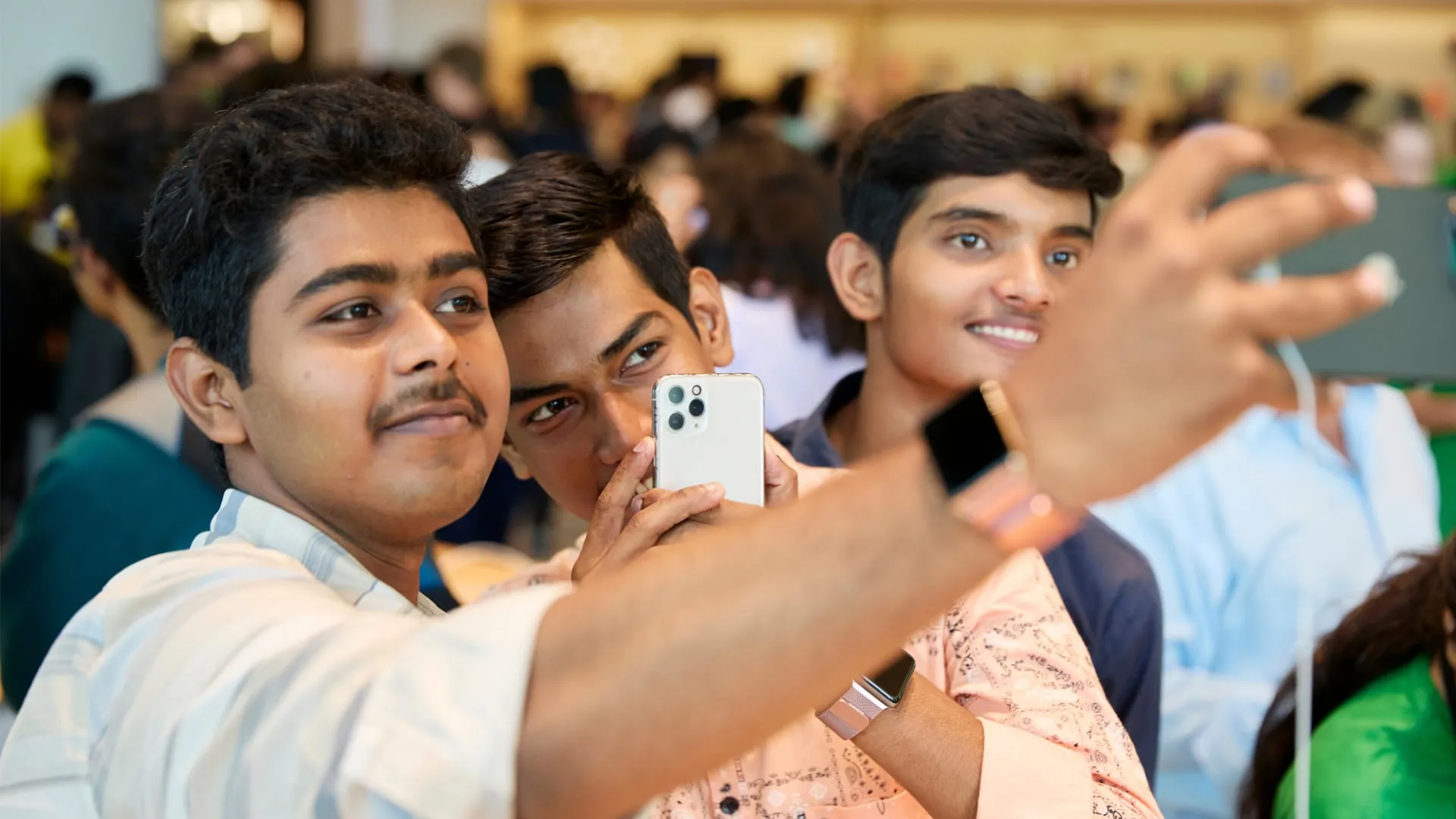 Primer plano de un joven tomándose una selfie con un iPhone en la tienda de Apple en Mumbai