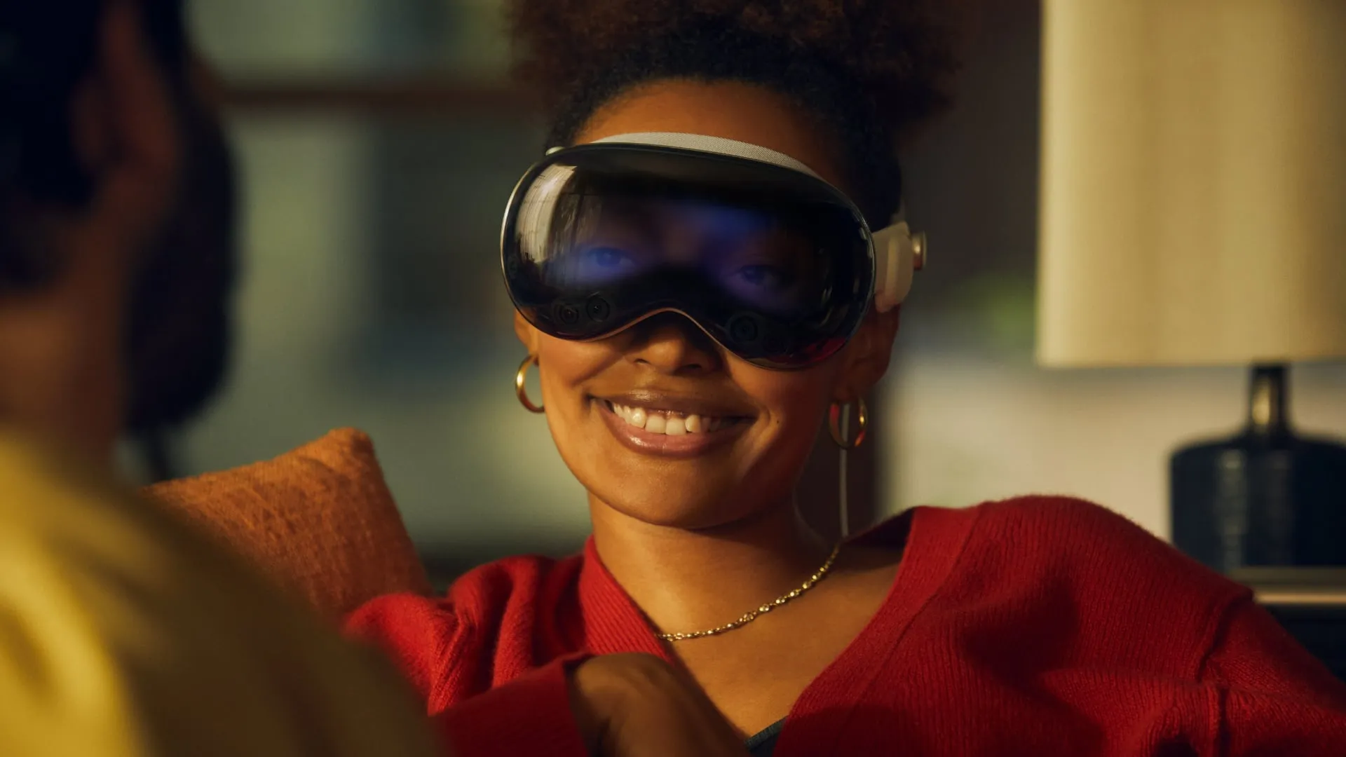 Femme portant le casque Vision Pro d'Apple avec ses yeux numériques visibles sur le devant