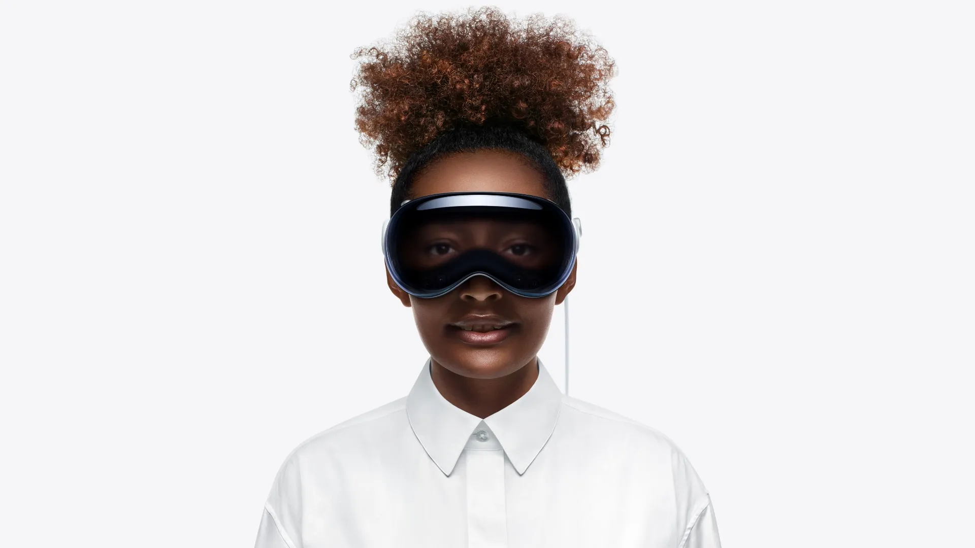 Mujer con auriculares Apple Vision Pro y EyeSight mostrando sus ojos digitales