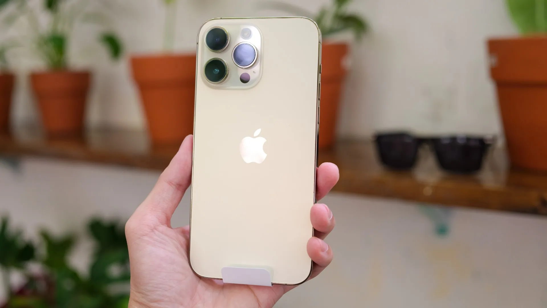 iPhone 14 Pro Max dorado en la mano