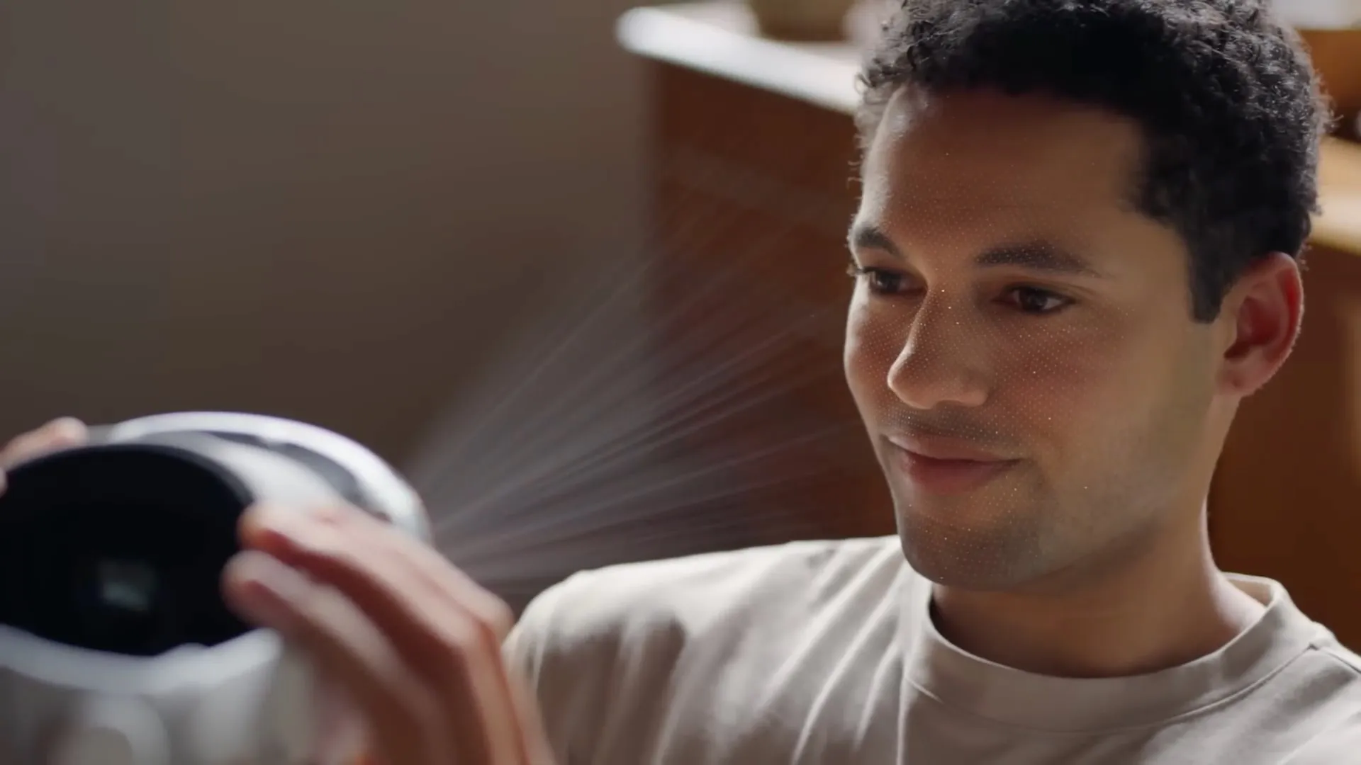 Jeune homme scannant son visage à l'aide du casque Vision Pro d'Apple