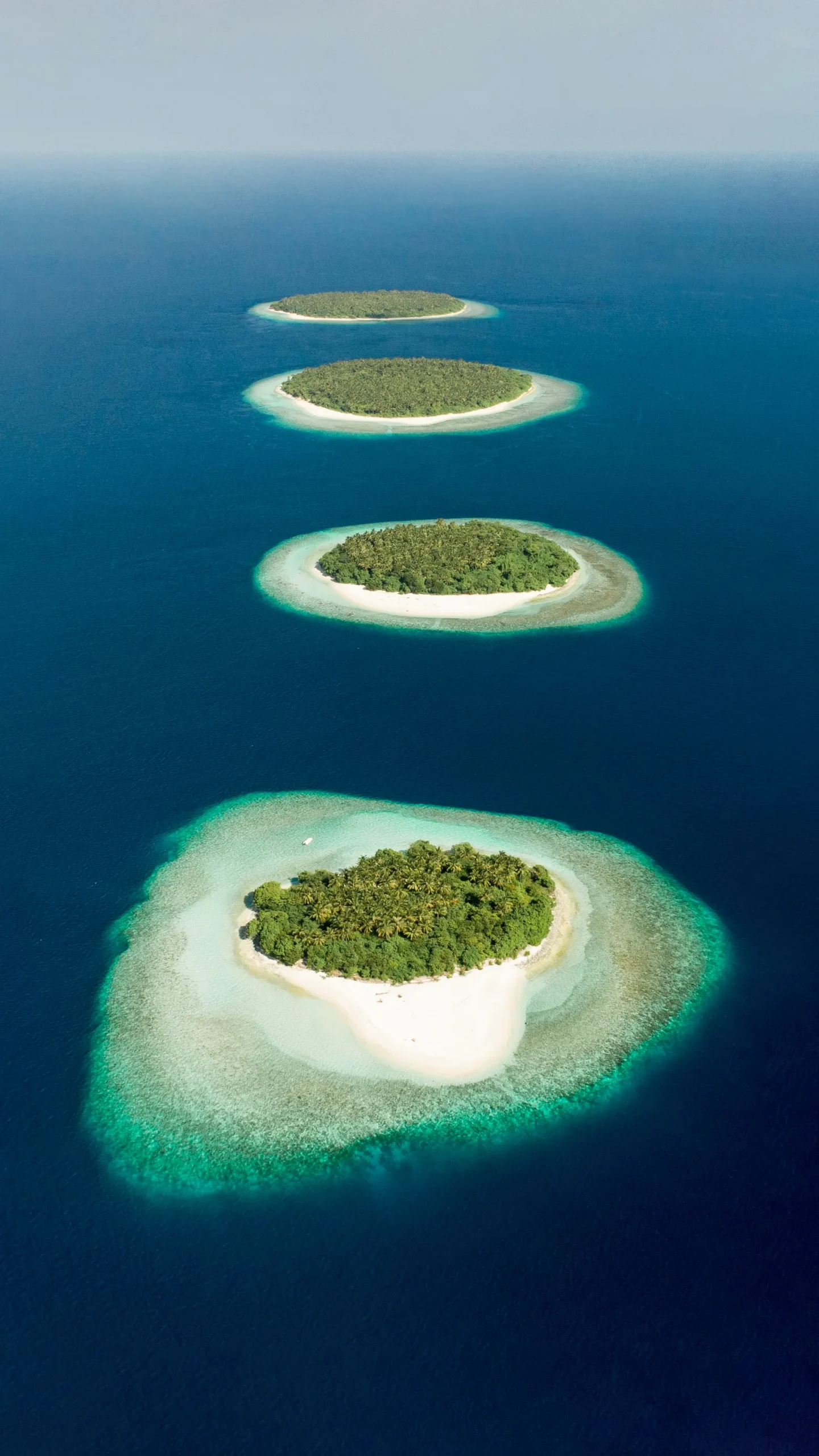 Inselkette im Baa-Atoll-Hintergrundbild