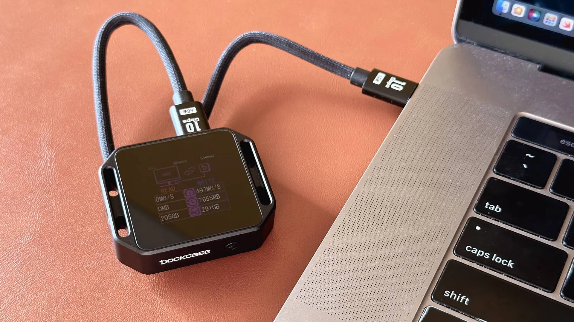 Le boîtier SSD de Dockcase connecté au MacBook Pro via un câble USB-C