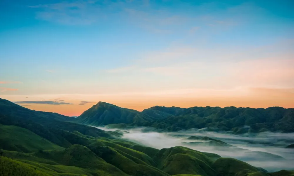 Fondo de pantalla de colinas y atardecer