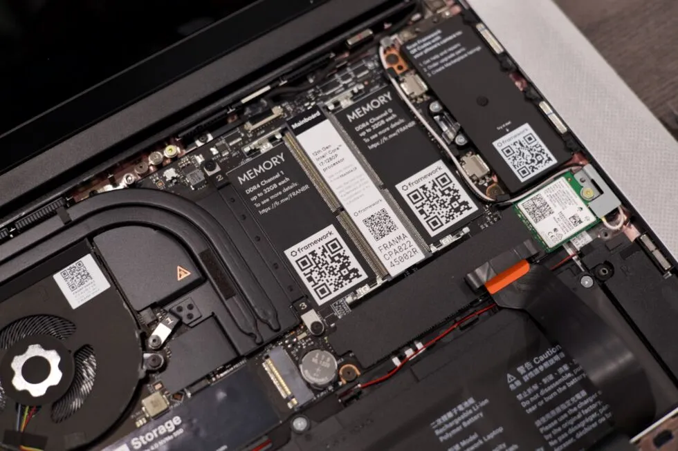 Ranuras de memoria SO-DIMM en Framework Laptop 13. Las ranuras de RAM solían ser la norma en las placas base de portátiles, aunque ahora hay que trabajar un poco para encontrar portátiles que las incluyan.