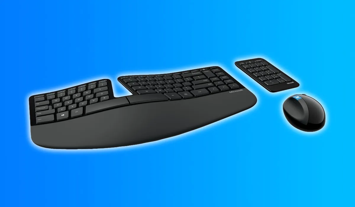 ライトブルーのグラデーションの背景に設定された Microsoft の Sculpt Ergonomic キーボードとマウス