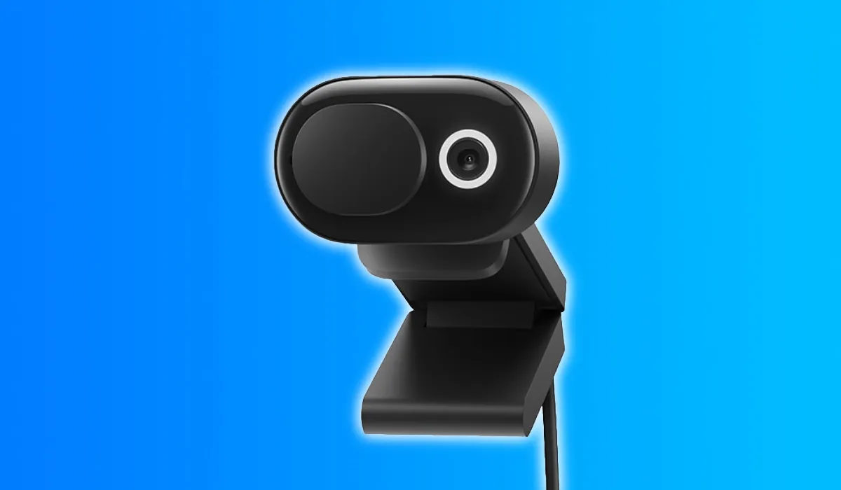 Microsoft Modern Webcam, sobre un fondo degradado azul claro