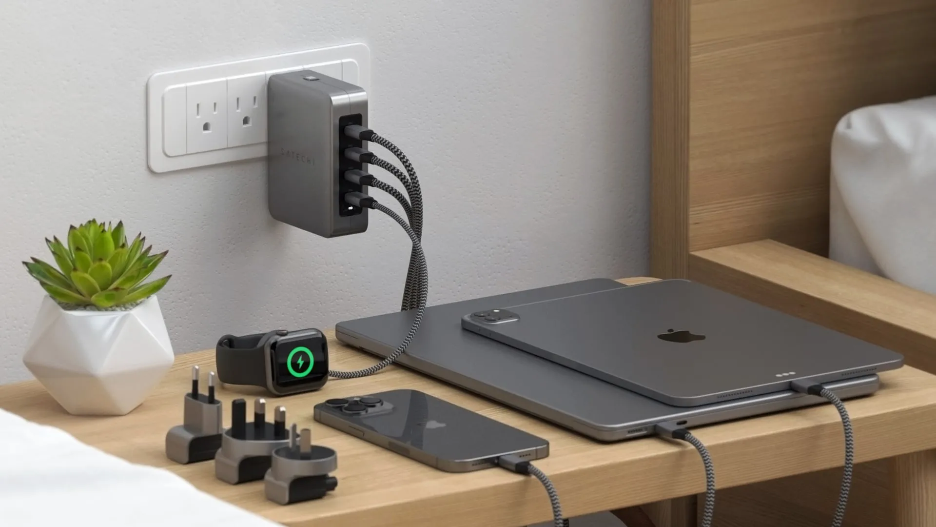 MacBook Pro, iPad Pro, iPhone 15 Pro et AirPods Pro branchés sur le chargeur de voyage 145 W de Satechi