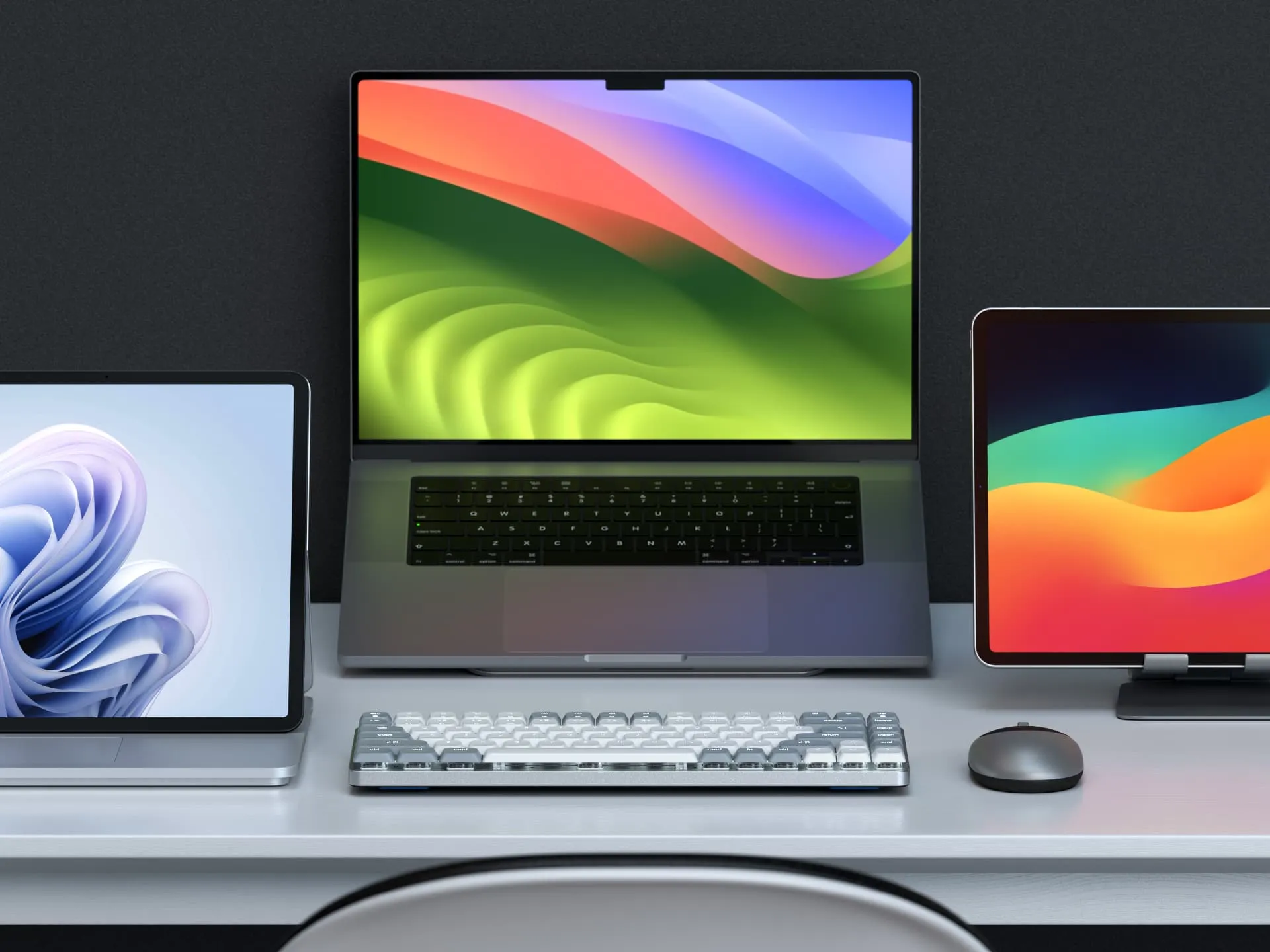 El teclado mecánico y el mouse de Satechi en un escritorio con MacBook Pro, iPad y Microsoft Surface