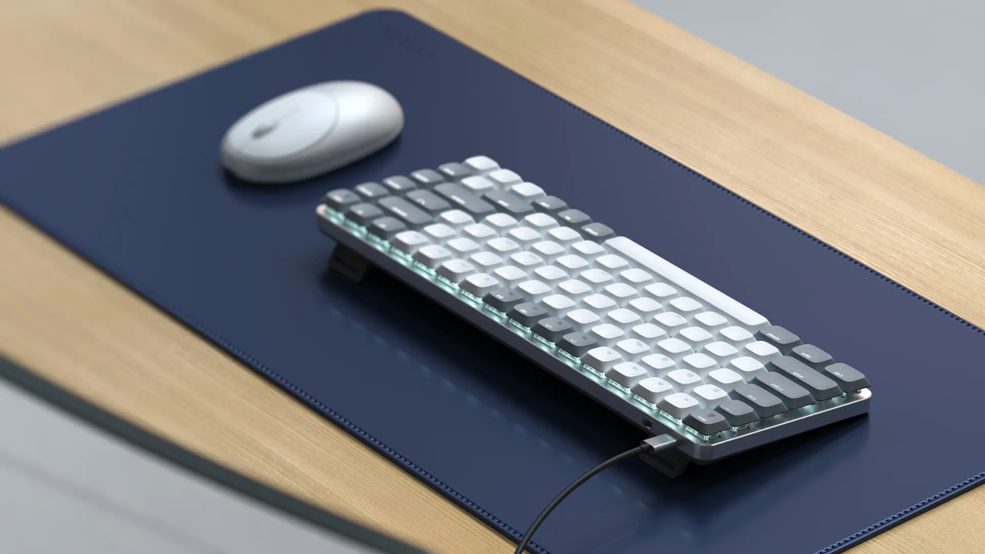 El teclado mecánico de Satevhi en un escritorio junto a un mouse