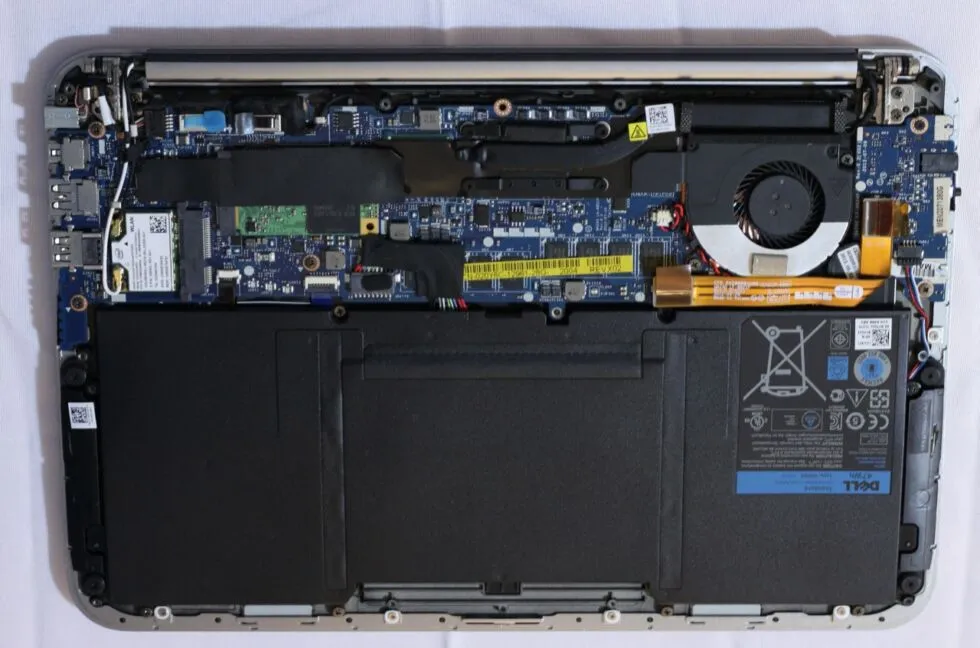A principios de la década de 2010, una unidad para portátiles más pequeñas y baterías grandes dejaba menos espacio para otros componentes.  Los zócalos de RAM actualizables fueron una de las víctimas, como se muestra en esta Dell XPS 12 de 2012.