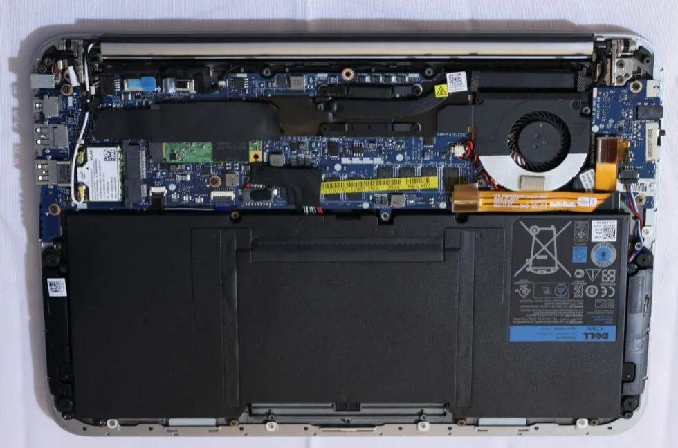 Au début des années 2010, la préférence pour les ordinateurs portables plus petits et les grosses batteries a laissé moins de place aux autres composants.  Les supports de RAM évolutifs ont été l'une des victimes, comme le montre ce Dell XPS 12 vintage 2012.