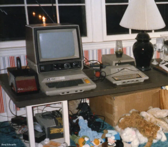 Ett foto av Benj Edwards familj Atari 800 och Atari 400 i hans brors rum, julen 1985.