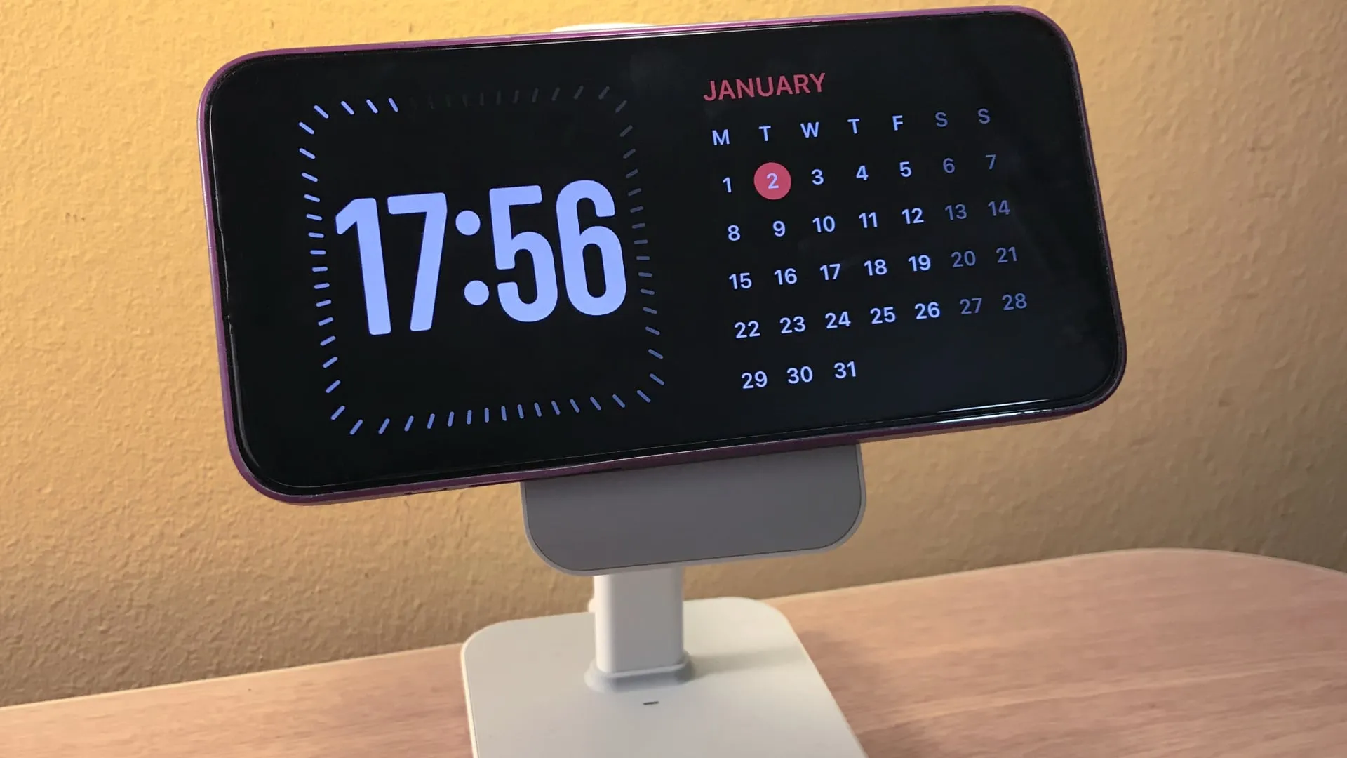 Relógio digital e calendário no modo StandBy no iPhone