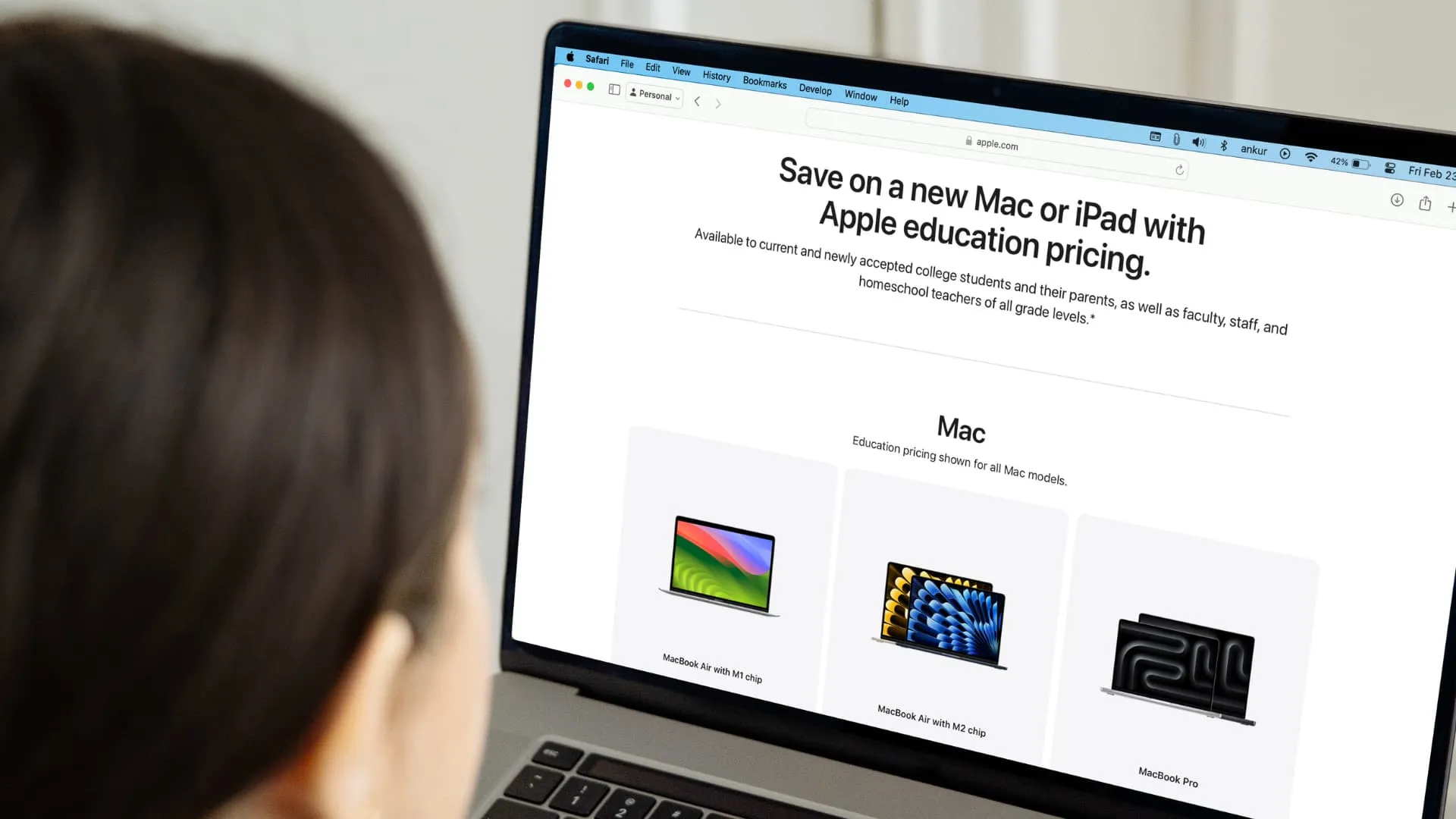 Apple 教育機関向け価格割引を利用して Mac と iPad を購入する学生