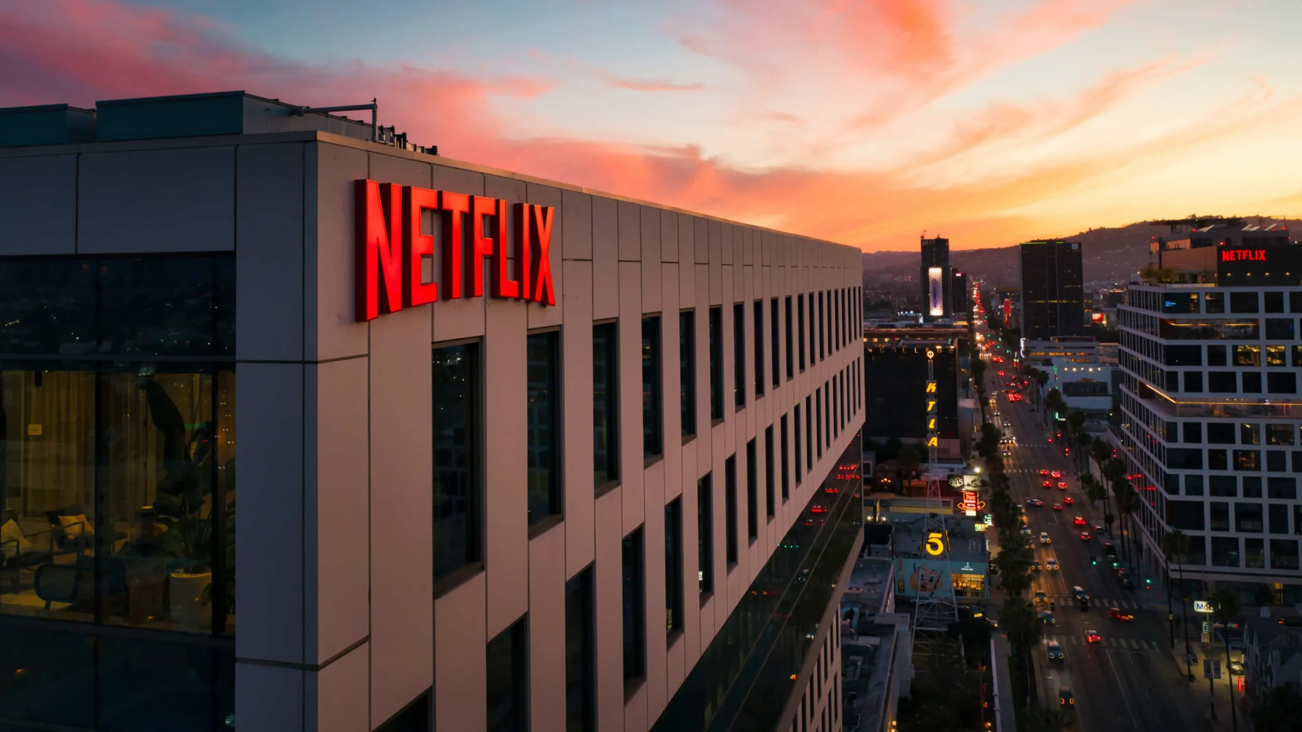 Ein Netflix-Logo-Schild an einem Gebäude in Hollywood, Los Angeles bei Sonnenuntergang