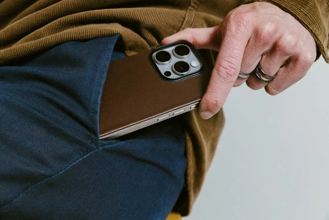 Кожаный чехол Horween Nomad коричневого цвета для iPhone.