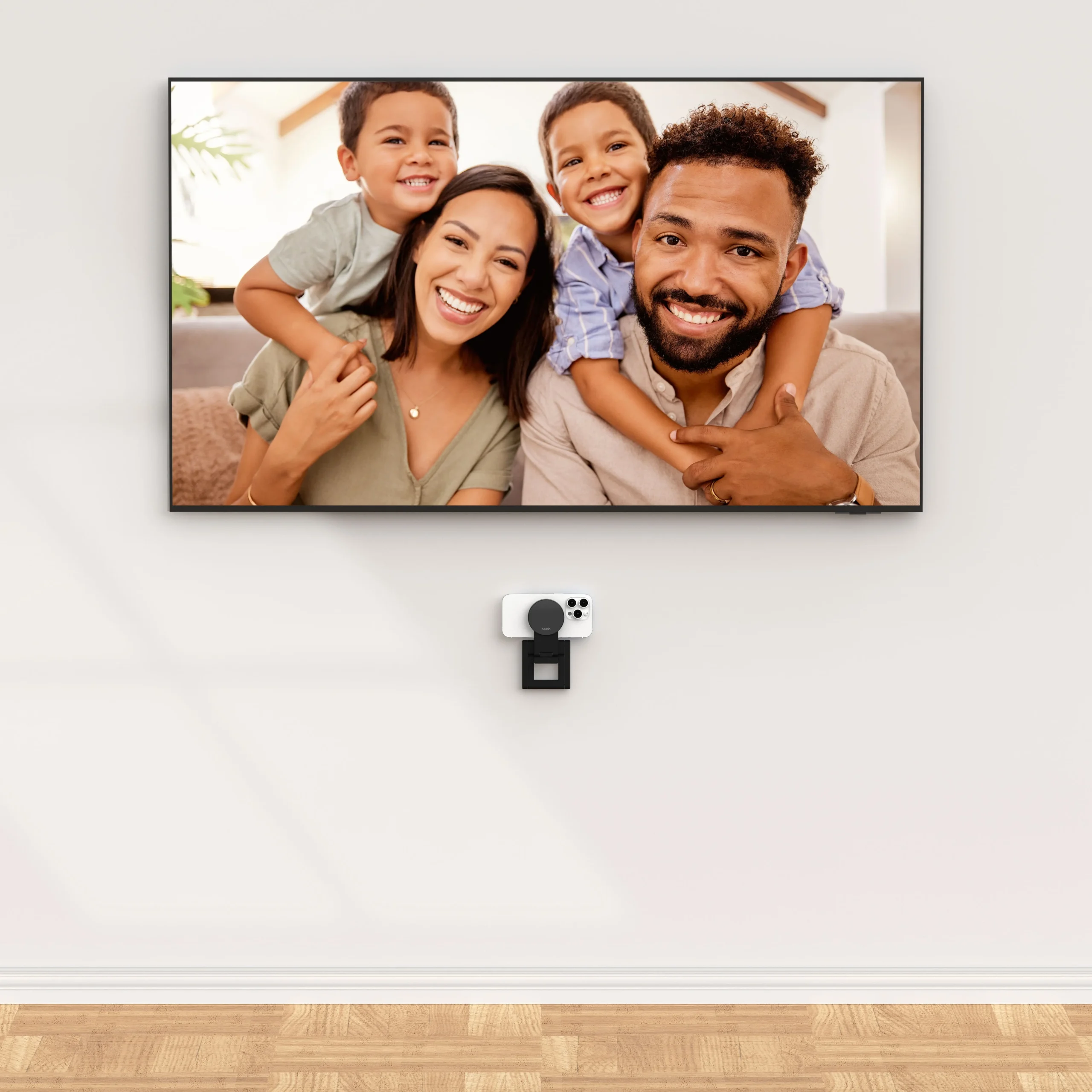 Supporto per iPhone con videocamera Belkin Continuity sotto Apple TV.